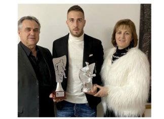 Με τους δικούς του ανθρώπους ο Κώστας Φορτούνης παρέλαβε το βραβείο του ΠΣΑΠ