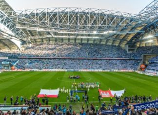 Σέντρα στις 29 Μαΐου στην Πολωνίατις 4 Μαΐου ανοίγουν τα στάδια στην Πολωνία, μέσα στα οποία θα μπορούν να μπαίνουν έξι – έξι άτομα. Ο πρωθυπουργός της χώρας, Mateusz Morawiecki (φωτ.), επιβεβαίωσε ότι στις 29 Μαΐου θα αρχίσουν και πάλι οι αγώνες στην Ekstraklasa (μεγάλη κατηγορία του ποδοσφαίρου), ενώ το ίδιο θα γίνει στη δεύτερη κατηγορία στις 12 Ιουνίου.