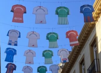 Στη Σεβίλλη οι δρόμοι στολίστηκαν με ποδοσφαιρικές φανέλες