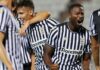 Ο ΠΑΟΚ νίκησε την Μπενφίκα 2-1 και προκρίθηκε στα πλέι-οφ του Τσάμπιονς Λιγκ
