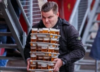 Φίλαθλος στην Ολλανδία κουβάλησε 48 ποτήρια μπύρας