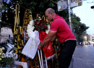 Στεφάνι από την Θύρα 7 στο σημείο που σκοτώθηκε ο Μιχάλης Κατσουρής